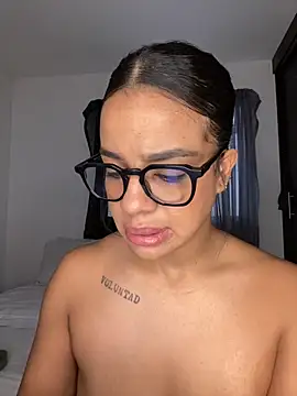 Snapshot of trianawhite chatting on December 4, 3:10 pm trianawhite online show from December 4, 3:10 pm