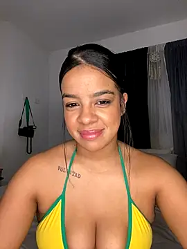 Snapshot of trianawhite chatting on December 13, 11:10 pm trianawhite online show from December 13, 11:10 pm