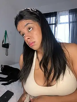 Snapshot of trianawhite chatting on February 9, 3:05 pm trianawhite online show from February 9, 3:05 pm