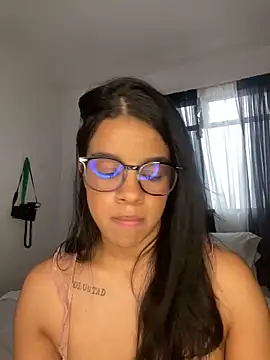 Snapshot of trianawhite chatting on February 10, 3:05 pm trianawhite online show from February 10, 3:05 pm