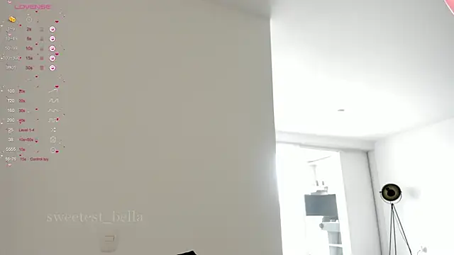 Snapshot of sweetest_bella chatting on March 15, 5:41 pm sweetest bella online show from March 15, 5:41 pm