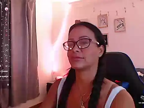 Snapshot of emmily_castro chatting on October 6, 1:08 pm emmily castro online show from October 6, 1:08 pm