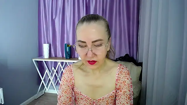 queen a n i online show from December 3, 9:55 am