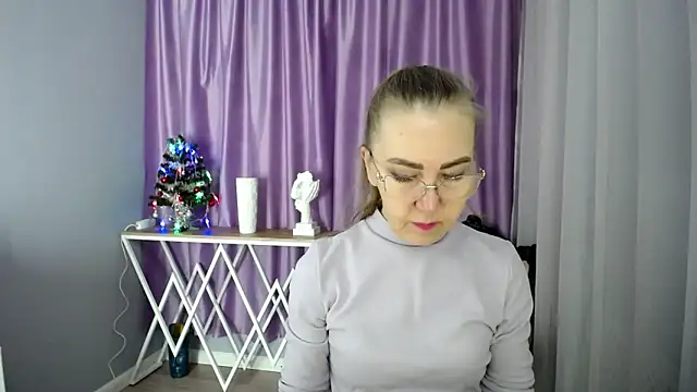 queen a n i online show from December 5, 5:59 am