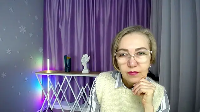 queen a n i online show from October 10, 6:45 am