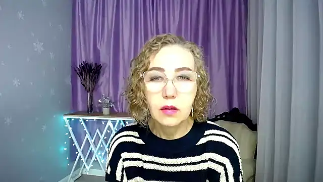 Snapshot of queen_a_n_i chatting on July 2, 9:48 am queen a n i online show from July 2, 9:48 am