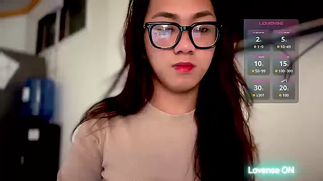 Snapshot of Local_Hoelyx chatting on April 17, 5:21 am Local Hoelyx online show from April 17, 5:21 am