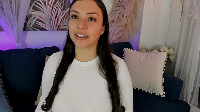 Nicolle W online show from May 6, 11:59 am