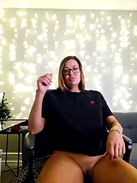 Snapshot of RebeccaXO_ chatting on December 13, 3:27 am RebeccaXO online show from December 13, 3:27 am