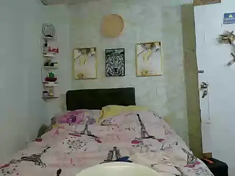 Snapshot of Hebefemme chatting on April 3, 2:37 pm Hebefemme online show from April 3, 2:37 pm