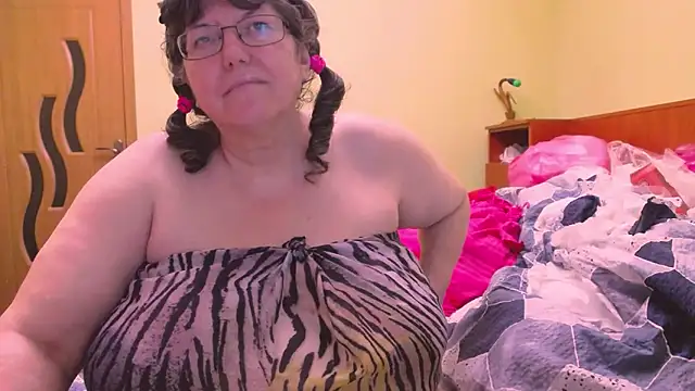 HugeTits online show from December 15, 1:54 am