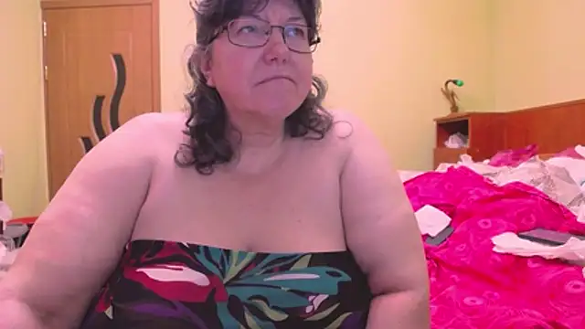 Snapshot of HugeTits chatting on April 5, 11:35 pm HugeTits online show from April 5, 11:35 pm