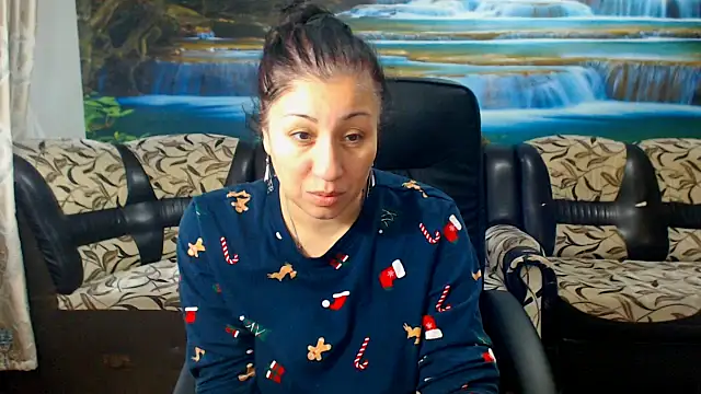 Snapshot of MoistMady chatting on January 19, 6:39 am MoistMady online show from January 19, 6:39 am