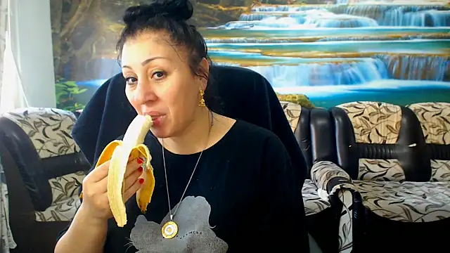 MoistMady online show from March 11, 6:30 am