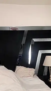 sweetlinddsay online show from April 10, 6:18 am