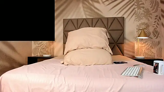 Snapshot of Scarleett_22 chatting on April 25, 8:06 pm Scarleett 22 online show from April 25, 8:06 pm