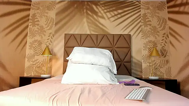 Snapshot of Scarleett_22 chatting on May 12, 8:06 pm Scarleett 22 online show from May 12, 8:06 pm