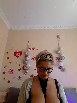 Snapshot of BellaBellaHot chatting on October 5, 9:40 am BellaBellaHot online show from October 5, 9:40 am