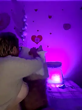 Snapshot of BellaBellaHot chatting on October 11, 9:24 pm BellaBellaHot online show from October 11, 9:24 pm