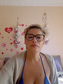 Snapshot of BellaBellaHot chatting on October 21, 9:10 am BellaBellaHot online show from October 21, 9:10 am