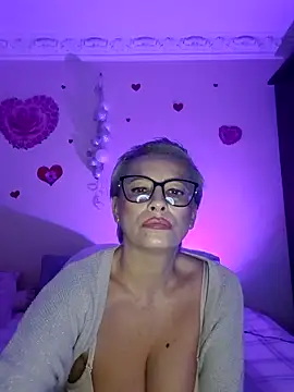 Snapshot of BellaBellaHot chatting on October 25, 12:56 pm BellaBellaHot online show from October 25, 12:56 pm