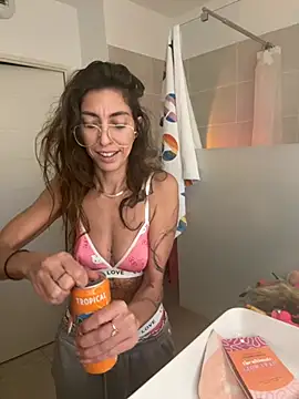 Snapshot of amanilouve chatting on January 16, 11:42 pm amanilouve online show from January 16, 11:42 pm