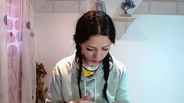 Snapshot of MadisonCambel chatting on December 12, 2:00 pm MadisonCambel online show from December 12, 2:00 pm