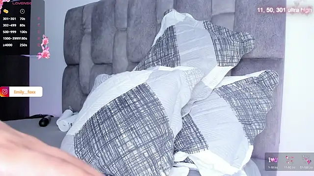 Snapshot of emily_fox1 chatting on February 18, 10:33 am emily fox1 online show from February 18, 10:33 am