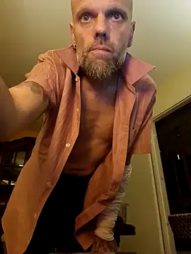 Snapshot of Ladyshaker82 chatting on November 3, 2:13 am Ladyshaker82 online show from November 3, 2:13 am