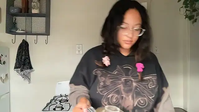 dreamyriri online show from May 17, 1:40 pm