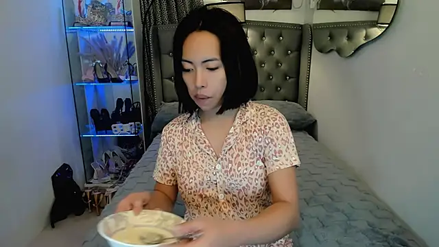 Snapshot of reighnempress chatting on December 18, 2:50 am reighnempress online show from December 18, 2:50 am