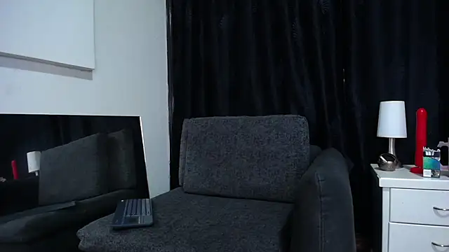 Snapshot of Miss_ellien chatting on December 18, 2:28 pm Miss ellien online show from December 18, 2:28 pm
