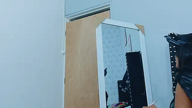 Snapshot of colombiamommy chatting on October 31, 12:39 pm colombiamommy online show from October 31, 12:39 pm