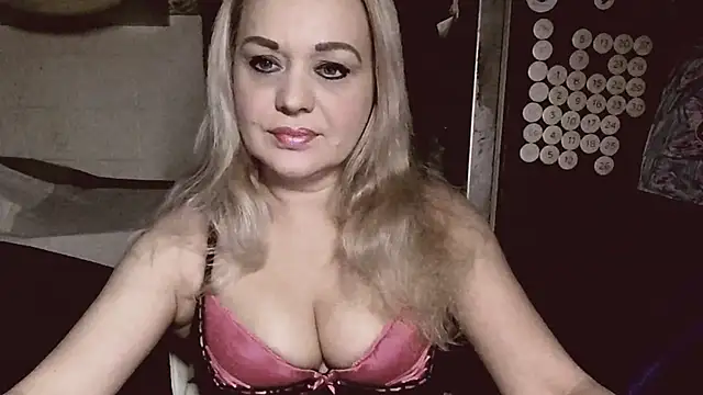 Snapshot of CaramelMilf chatting on January 12, 3:46 pm CaramelMilf online show from January 12, 3:46 pm