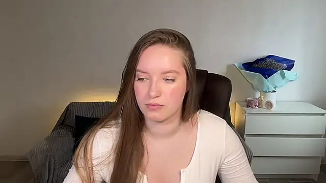 Snapshot of EvaMaddison chatting on April 4, 8:34 am EvaMaddison online show from April 4, 8:34 am