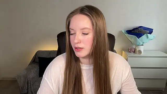 Snapshot of EvaMaddison chatting on April 8, 7:19 am EvaMaddison online show from April 8, 7:19 am