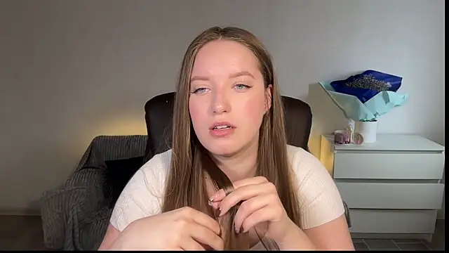 Snapshot of EvaMaddison chatting on April 9, 7:14 am EvaMaddison online show from April 9, 7:14 am