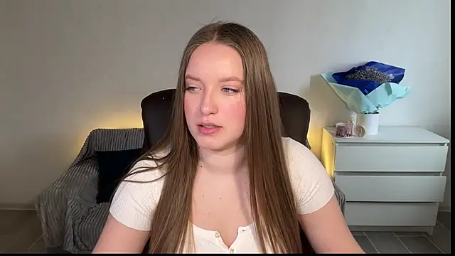 Snapshot of EvaMaddison chatting on April 11, 7:45 am EvaMaddison online show from April 11, 7:45 am