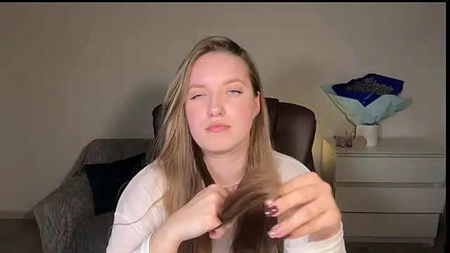 Snapshot of EvaMaddison chatting on April 13, 5:18 pm EvaMaddison online show from April 13, 5:18 pm
