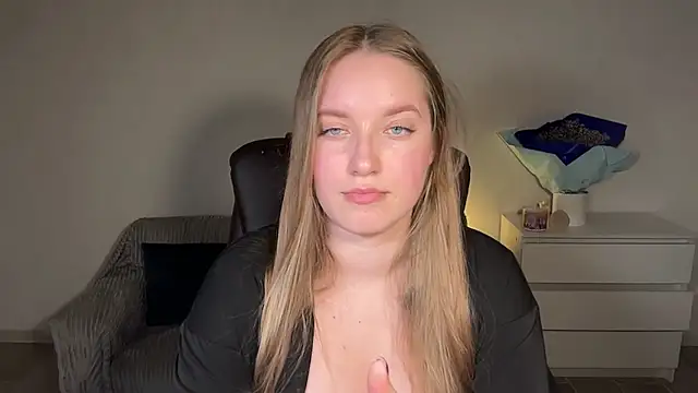 Snapshot of EvaMaddison chatting on April 18, 7:29 pm EvaMaddison online show from April 18, 7:29 pm