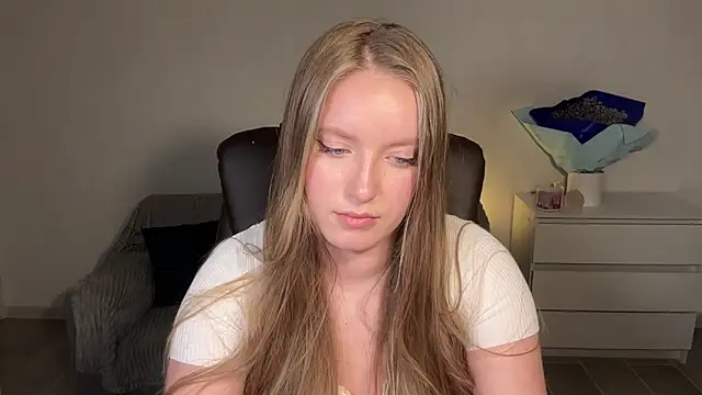 Snapshot of EvaMaddison chatting on April 20, 8:43 pm EvaMaddison online show from April 20, 8:43 pm