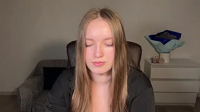Snapshot of EvaMaddison chatting on April 22, 8:32 pm EvaMaddison online show from April 22, 8:32 pm