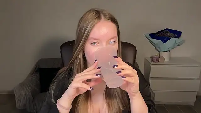 Snapshot of EvaMaddison chatting on April 24, 9:06 pm EvaMaddison online show from April 24, 9:06 pm
