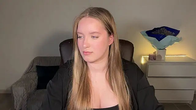 Snapshot of EvaMaddison chatting on May 13, 8:27 pm EvaMaddison online show from May 13, 8:27 pm