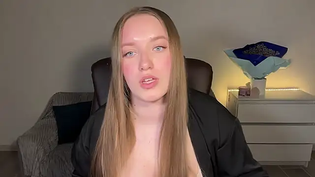 Snapshot of EvaMaddison chatting on May 15, 8:49 pm EvaMaddison online show from May 15, 8:49 pm