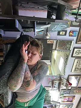 Snapshot of evacheers chatting on February 2, 10:28 pm evacheers online show from February 2, 10:28 pm