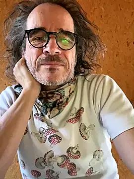 Snapshot of GioApri chatting on November 18, 9:58 am GioApri online show from November 18, 9:58 am