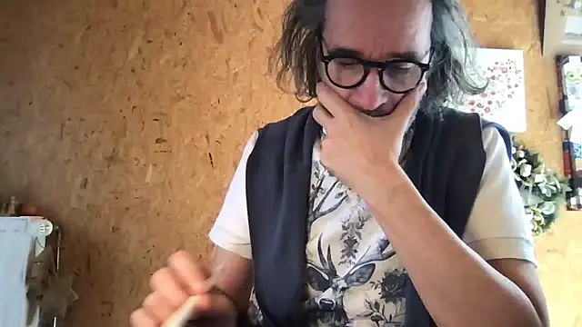 Snapshot of GioApri chatting on March 6, 12:45 pm GioApri online show from March 6, 12:45 pm