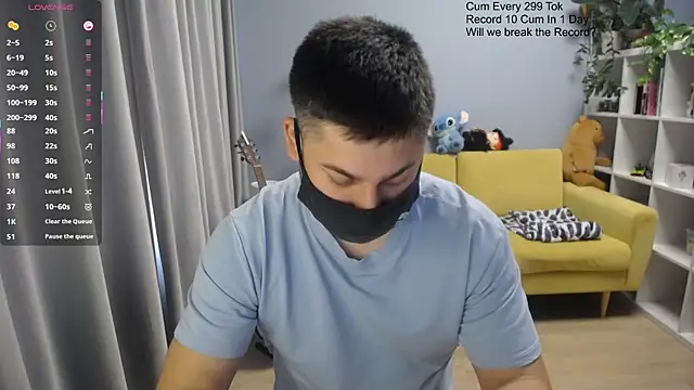 Snapshot of Tomguys chatting on April 4, 8:34 am Tomguys online show from April 4, 8:34 am