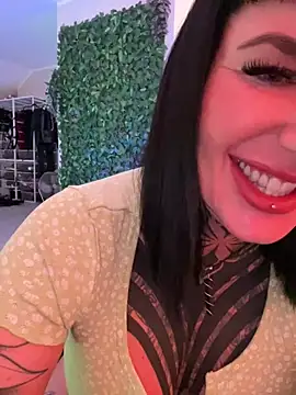 Snapshot of InkedBiitch chatting on December 12, 6:47 am InkedBiitch online show from December 12, 6:47 am